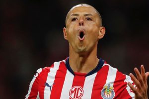 Chicharito se va de Chivas pero no se retira, aseguran