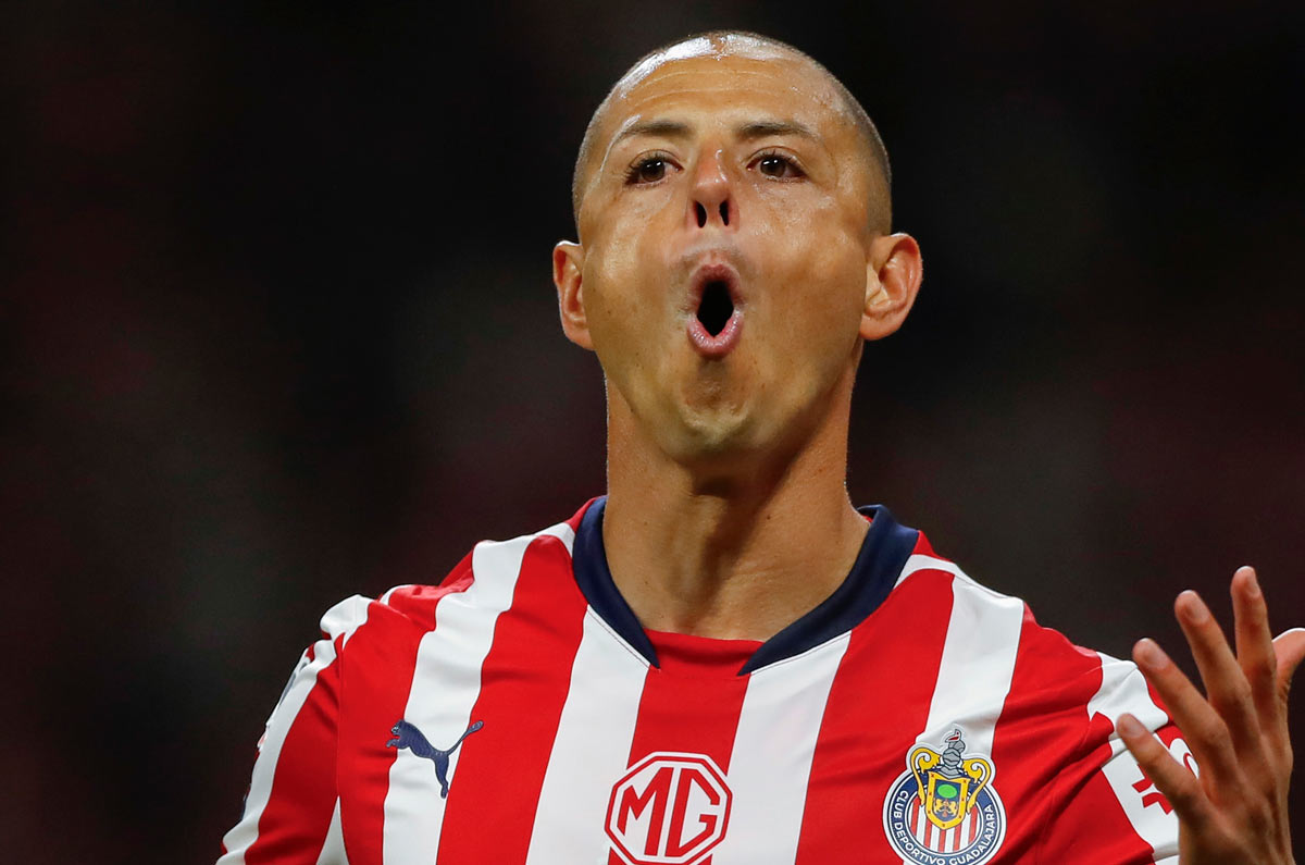 Chicharito se va de Chivas pero no se retira, aseguran