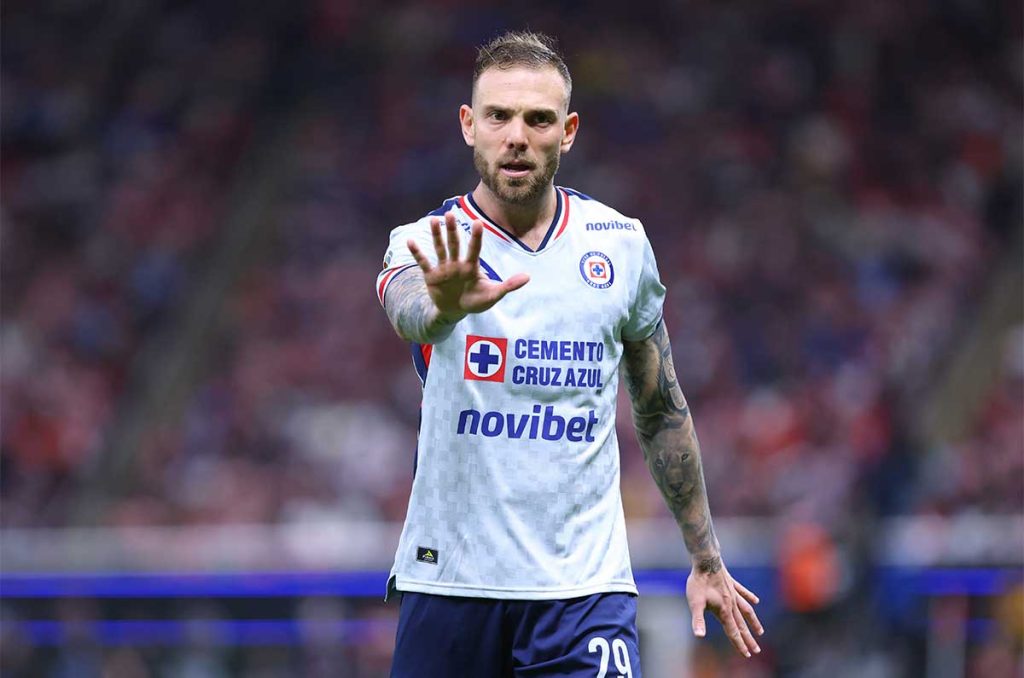 Cruz Azul considera vender a Rotondi para la llegada de Borja
