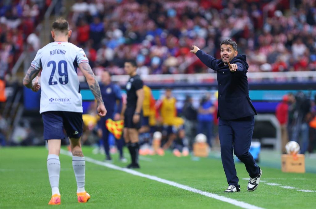 Nicolás Larcamón tendría contemplada la salida de Rodolfo Rotondi