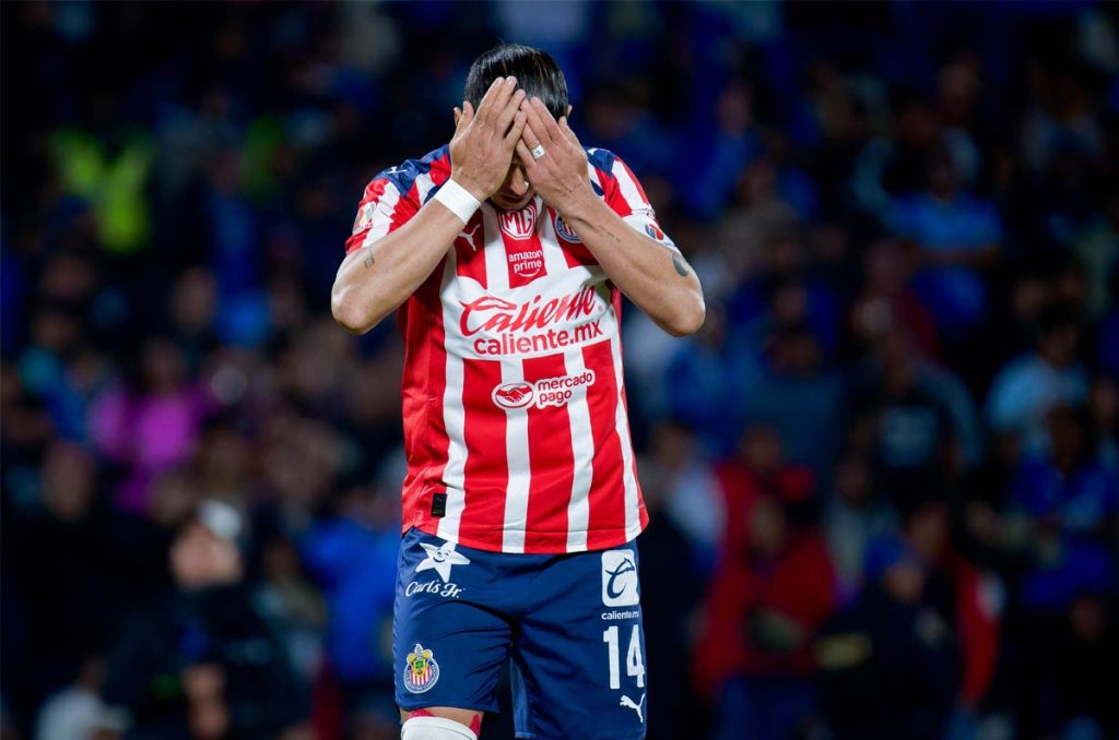 Chicharito terminó su etapa en Chivas