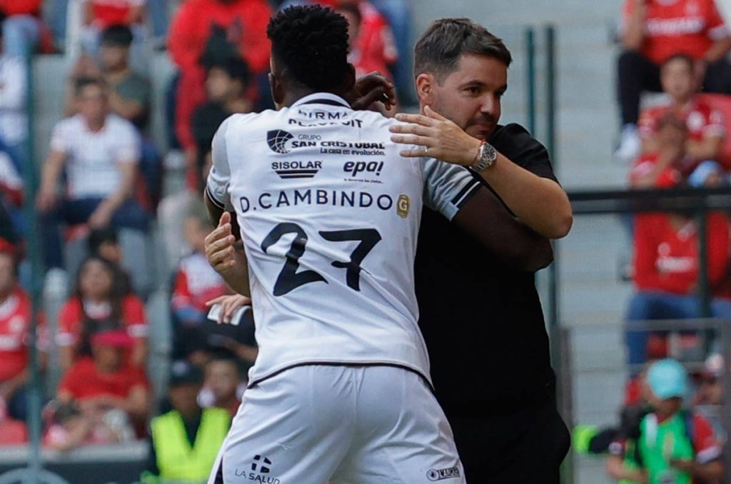 Diber Cambindo y Nicolás Larcamón, dos ventas de Necaxa