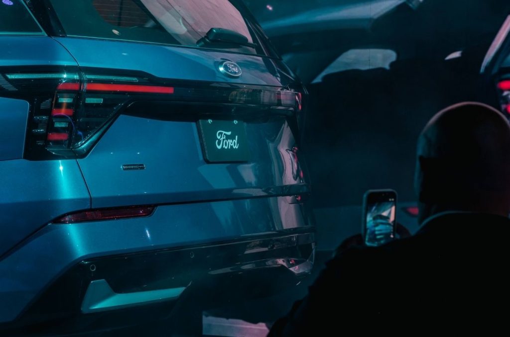 FORD EDGE HÍBRIDA 2026, parte trasera de la camioneta