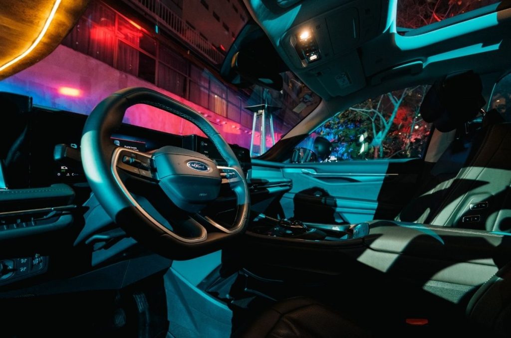 FORD EDGE HÍBRIDA 2026, interior de la camioneta