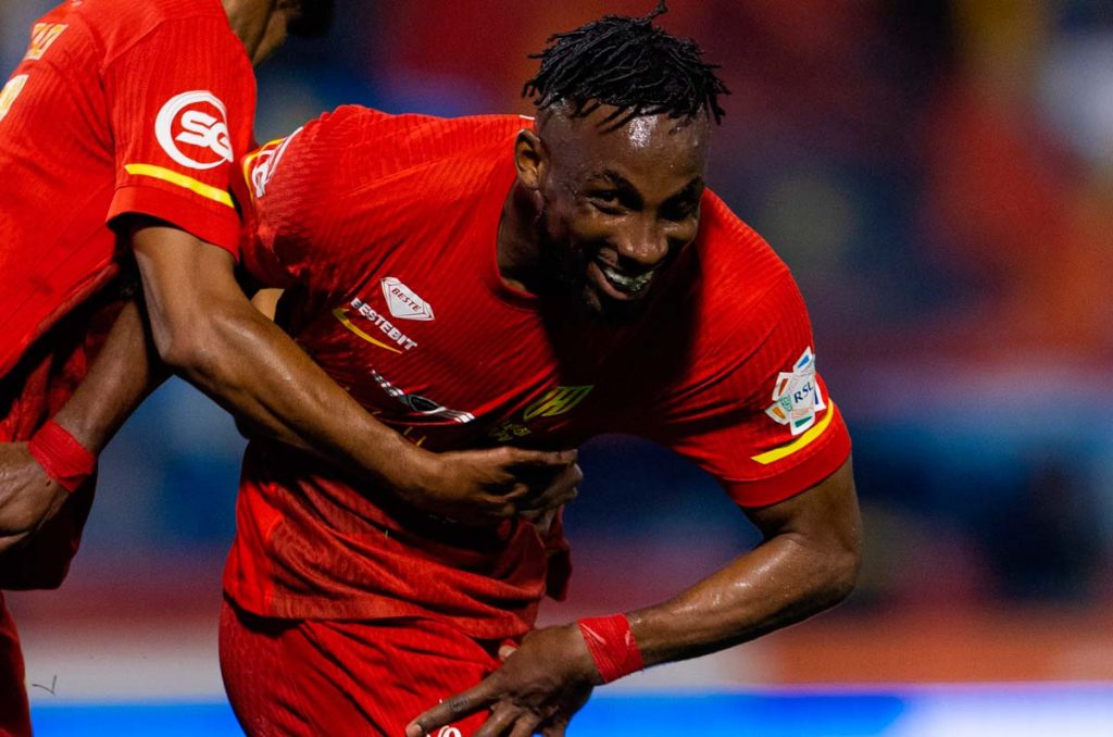 Julián Quiñones la está rompiendo con el Al Qadisiyah