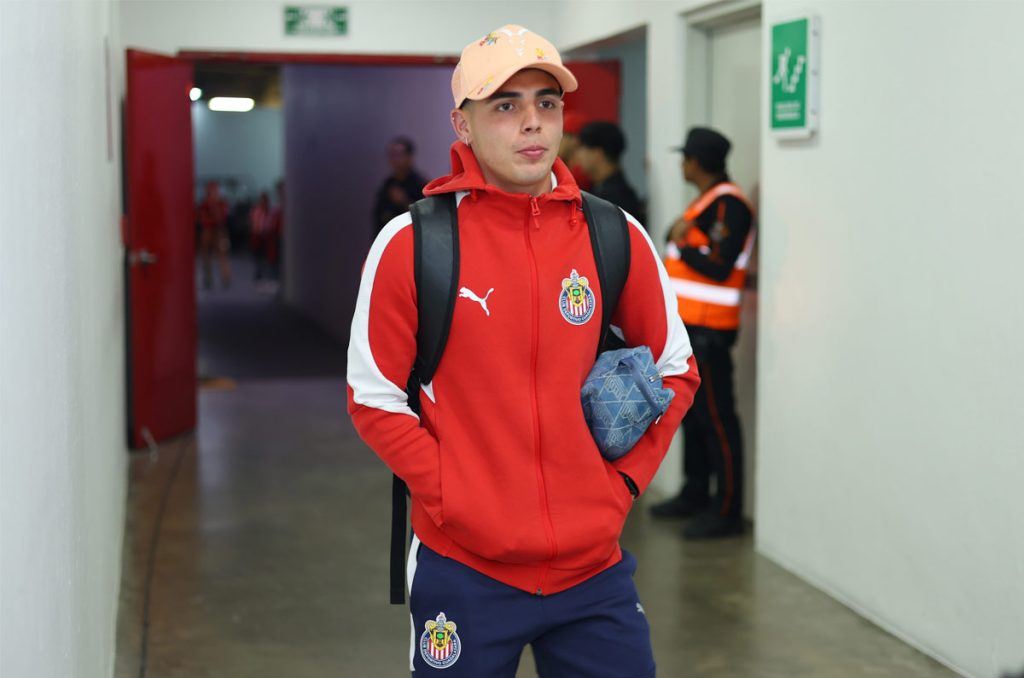 Hugo Camberos ha sido frenado por Gabriel Milito en Chivas