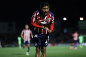 Mientras Hormiga brilla, Milito apaga talentos en Chivas
