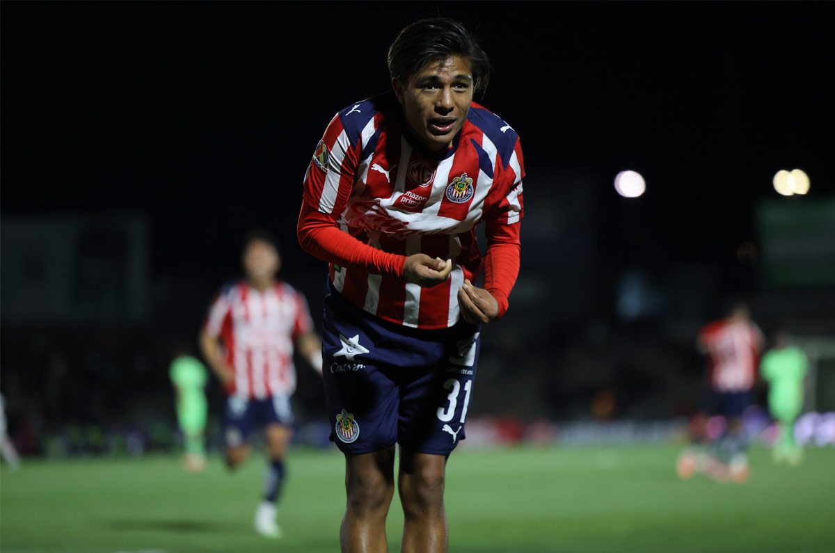Mientras Hormiga brilla, Milito apaga talentos en Chivas