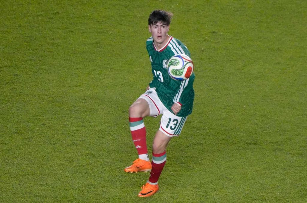 Hormiga González quiere ganarle la carrera a Santiago Giménez en el Tricolor