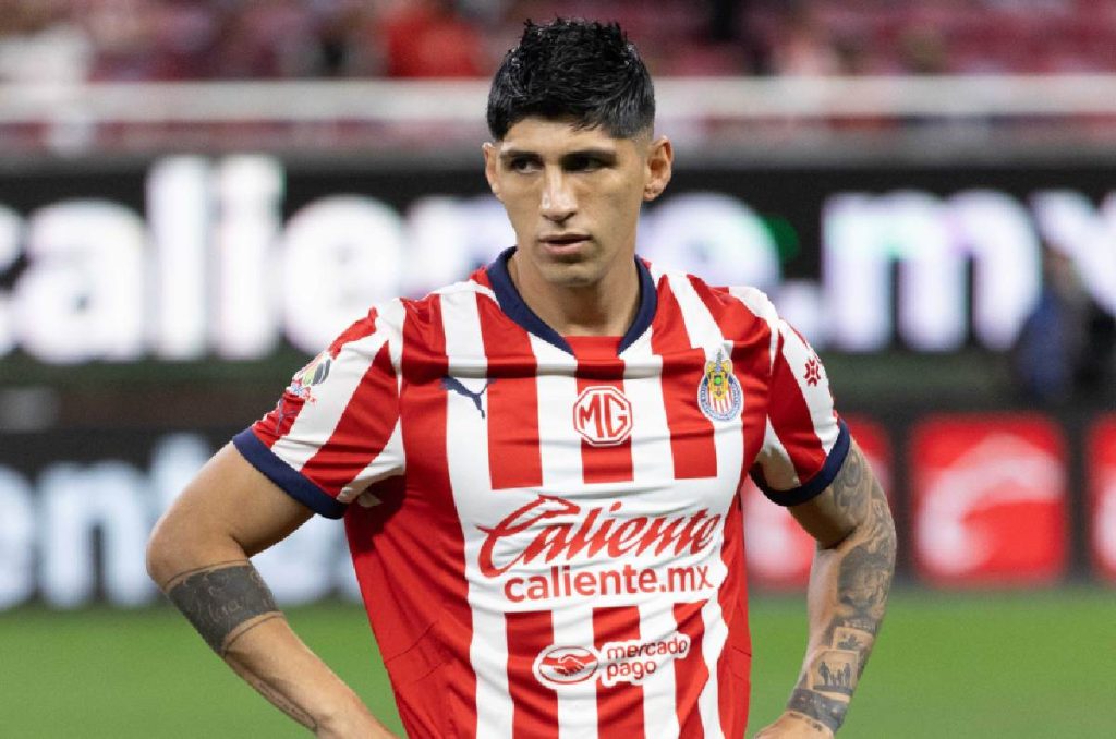 Alan Pulido sigue borrado en Chivas y solo puede fichar por la MLS