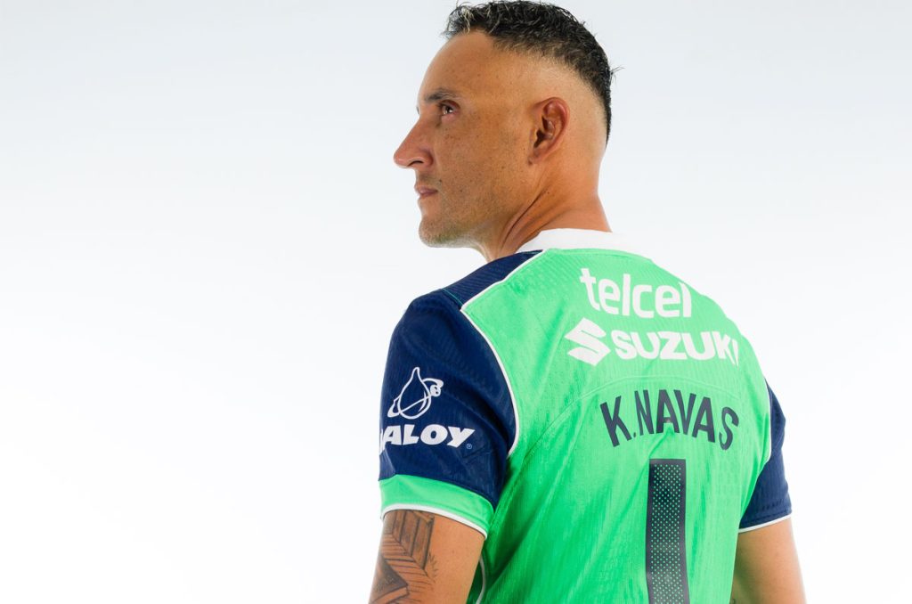 Keylor Navas luce la nueva piel de Pumas