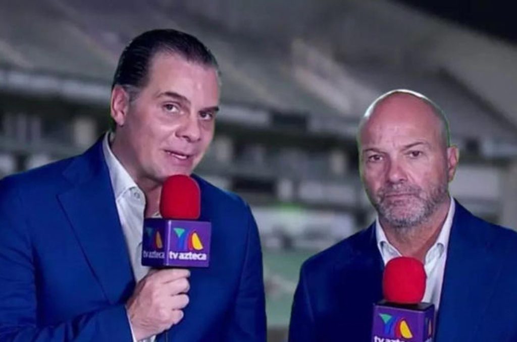 Christian Martinoli y Luis García durante una narración de Azteca Deportes
