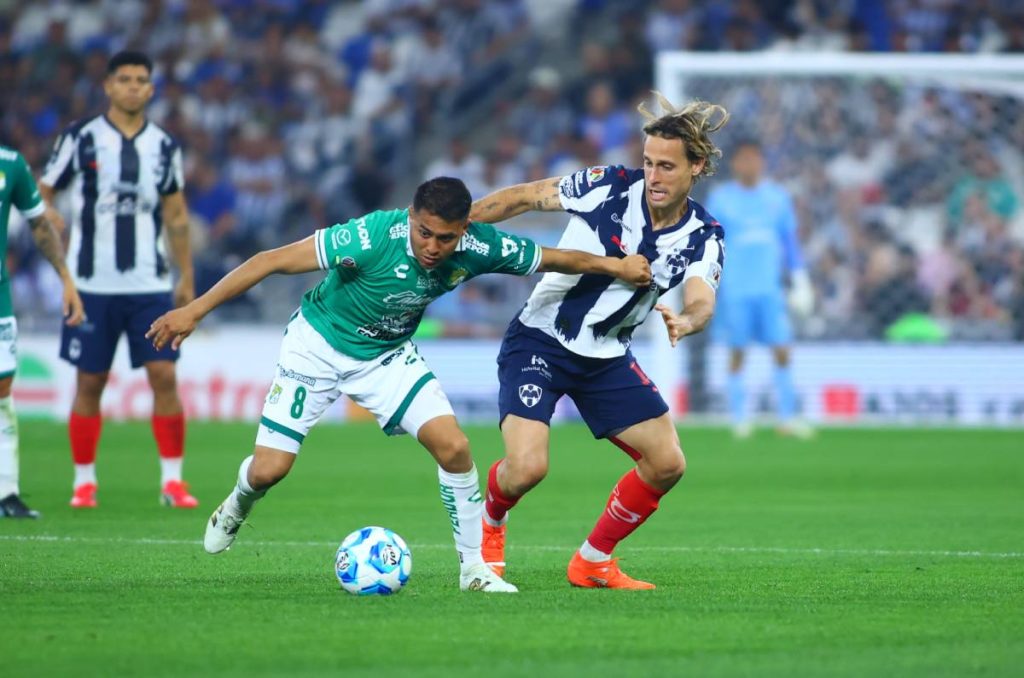 Afición mete presión a Rayados en el Barrial 1