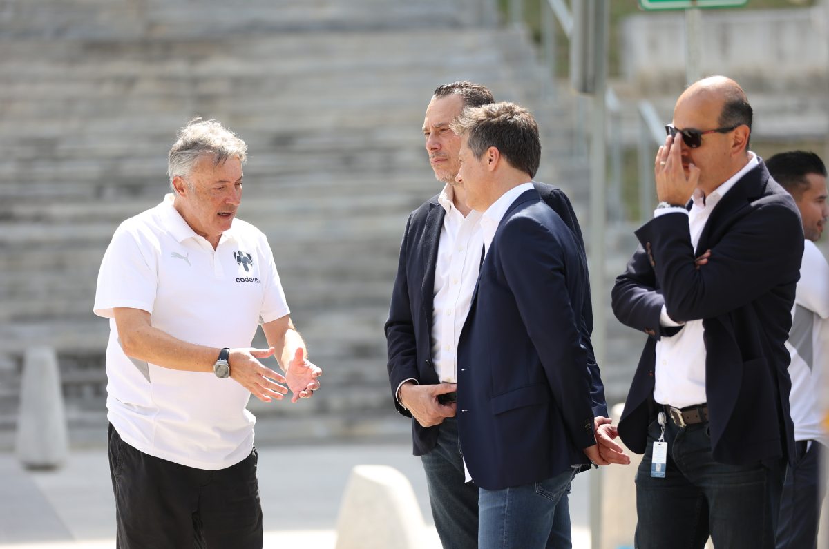 Afición mete presión a Rayados en el Barrial