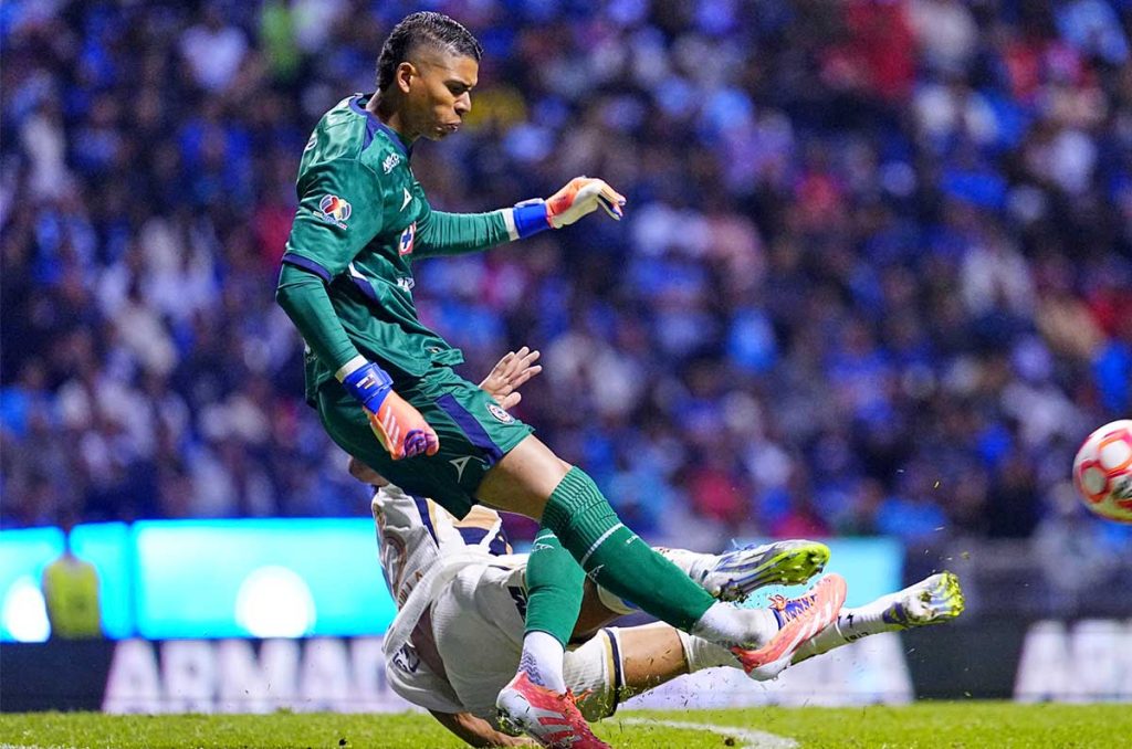 Álvaro Angulo recordó la lesión de Kevin Mier en el último duelo vs Cruz Azul