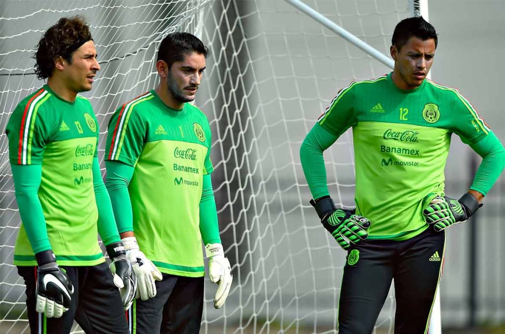 Corona y Talavera, apenas dos porteros a los que dominó Guillermo Ochoa