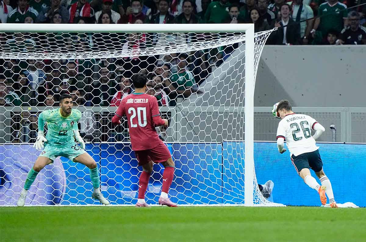 ‘Hormiga’ González falló una opción clara en el México vs Portugal