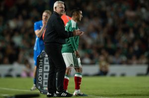 Javier Aguirre sigue muy de cerca a Fidalgo en España