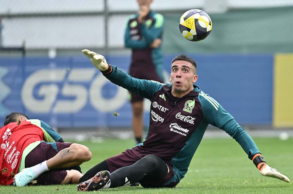 Alex Padilla es observado por Javier Aguirre y podría ser la sorpresa