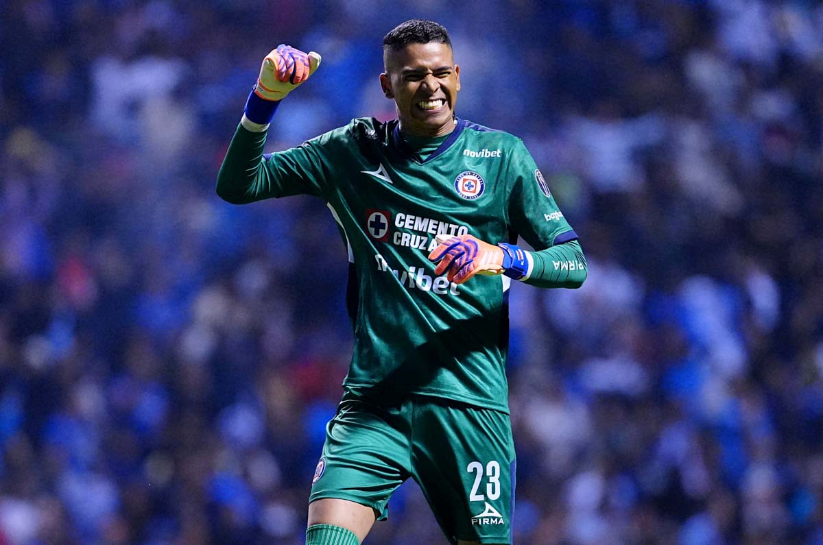 ¡Kevin Mier apunta a la titularidad con Cruz Azul!