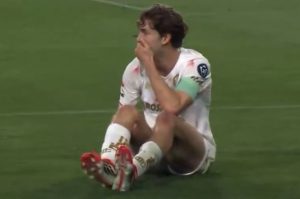 Marcel Ruiz sintió algo en su rótula y enciende alarmas del Tri