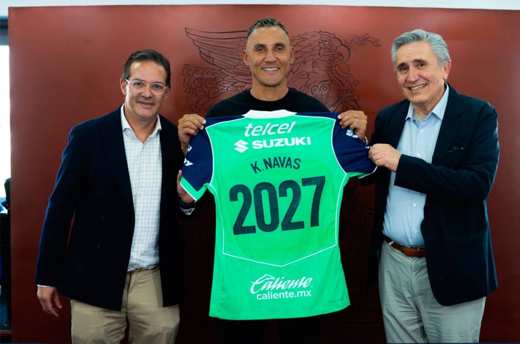 Keylor Navas firma con Pumas hasta el 2027