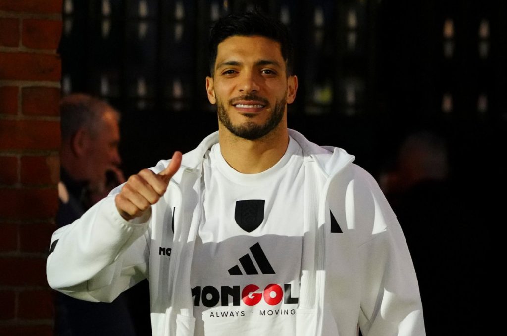 Fulham quiere renovar a Raúl Jiménez