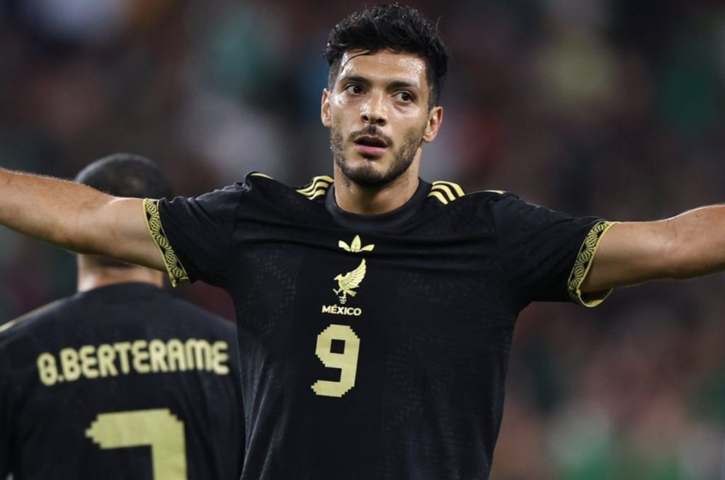 Raúl Jiménez rechazaría volver a las Águilas del América en verano