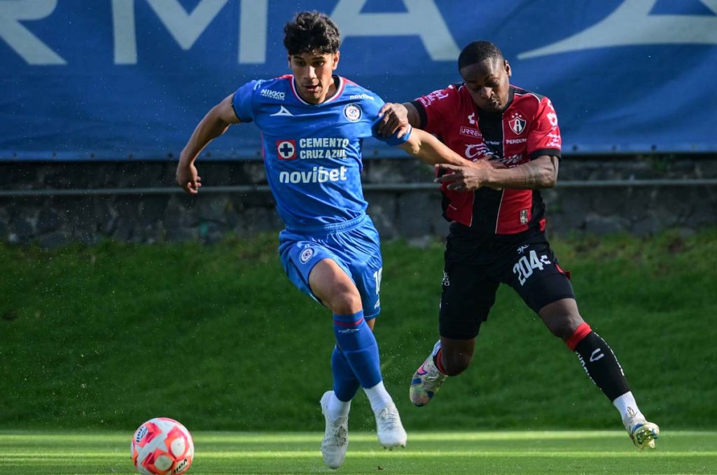 Rogelio Esparza, poco a poco llama la atención en Cruz Azul