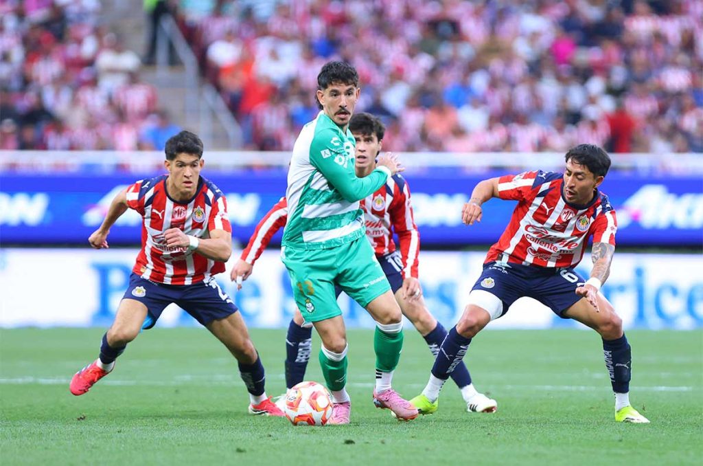 Santos cayó 3-0 en el Estadio Omnilife a manos de Chivas
