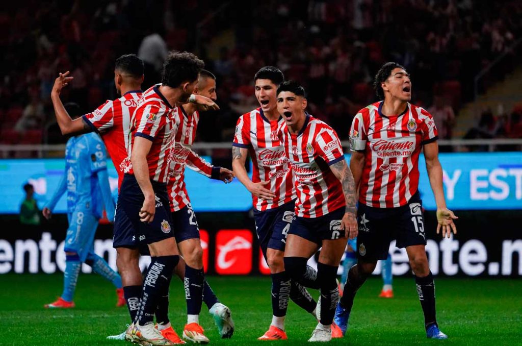 Después de Alan Pulido, Chivas va por otra salida