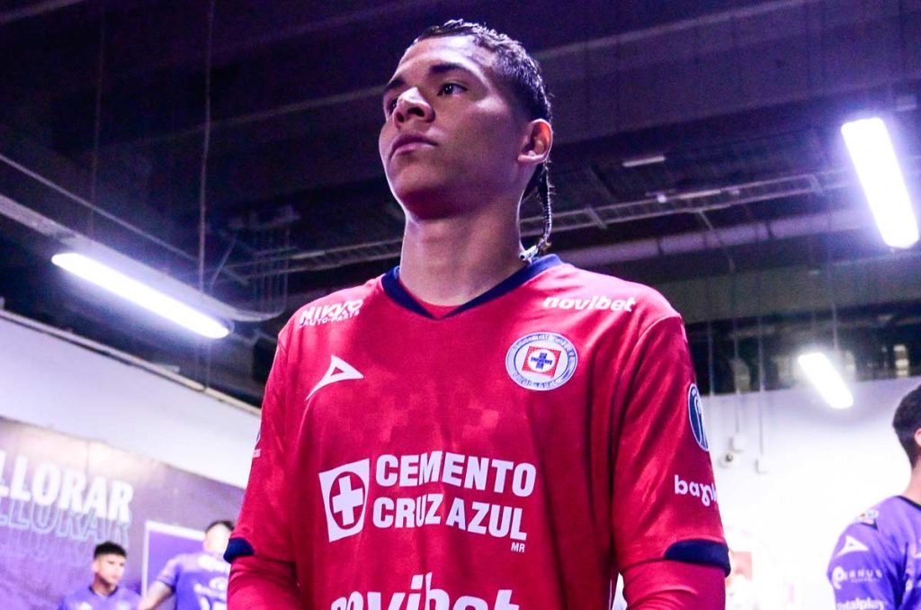 Colocan a Kevin Mier como titular en Cruz Azul
