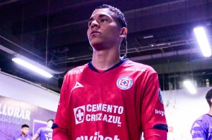 Colocan a Kevin Mier como titular en Cruz Azul