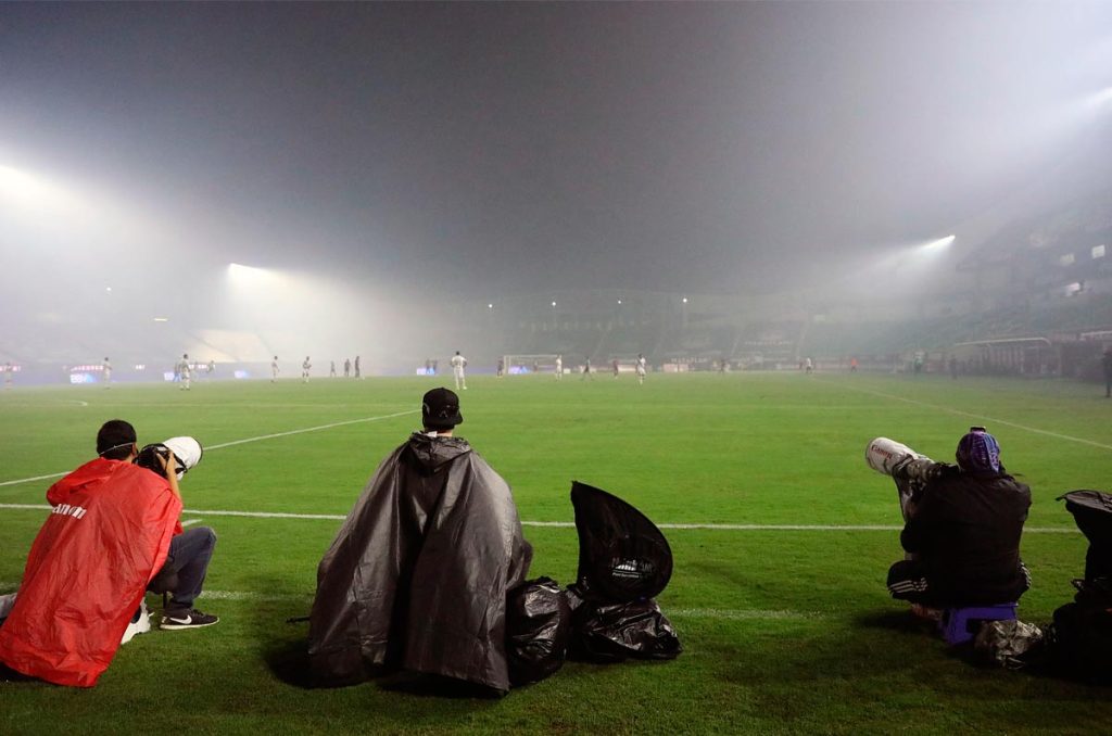 En su debut, Mazatlán retrasó su partido por una cortina de humo