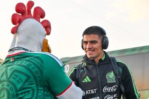 Memote, mejor que Santiago Giménez