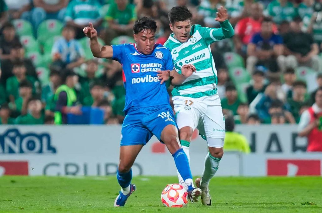 Amaury Morales no ha tenido minutos con Nicolás Larcamón en Cruz Azul
