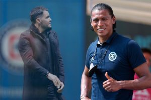 ¡Larcamón, fuera! Joel Huiqui tomaría dirección técnica de Cruz Azul