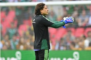 La derrota lo borró: Ochoa sigue sin jugar