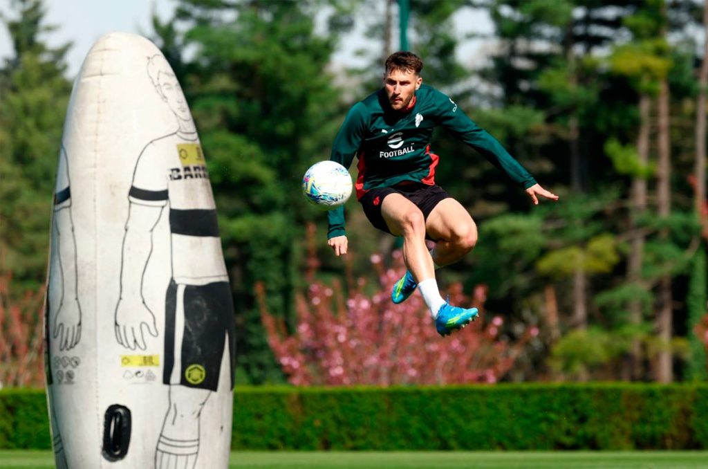 Santiago Giménez busca minutos cuando Milan se enfrente al Udinese