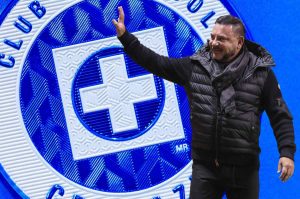 Turco Mohamed, dirigir a Cruz Azul, su sueño dorado
