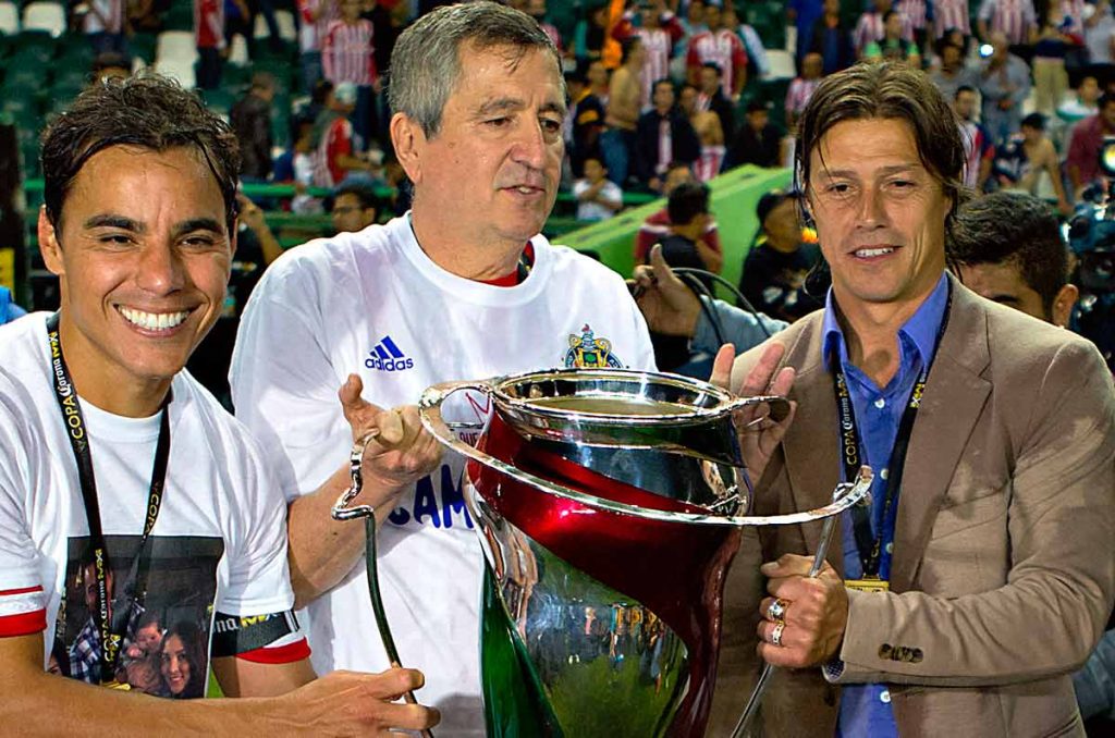 Omar Bravo, Jorge Vergara y Matías Almeyda festejan la Copa MX