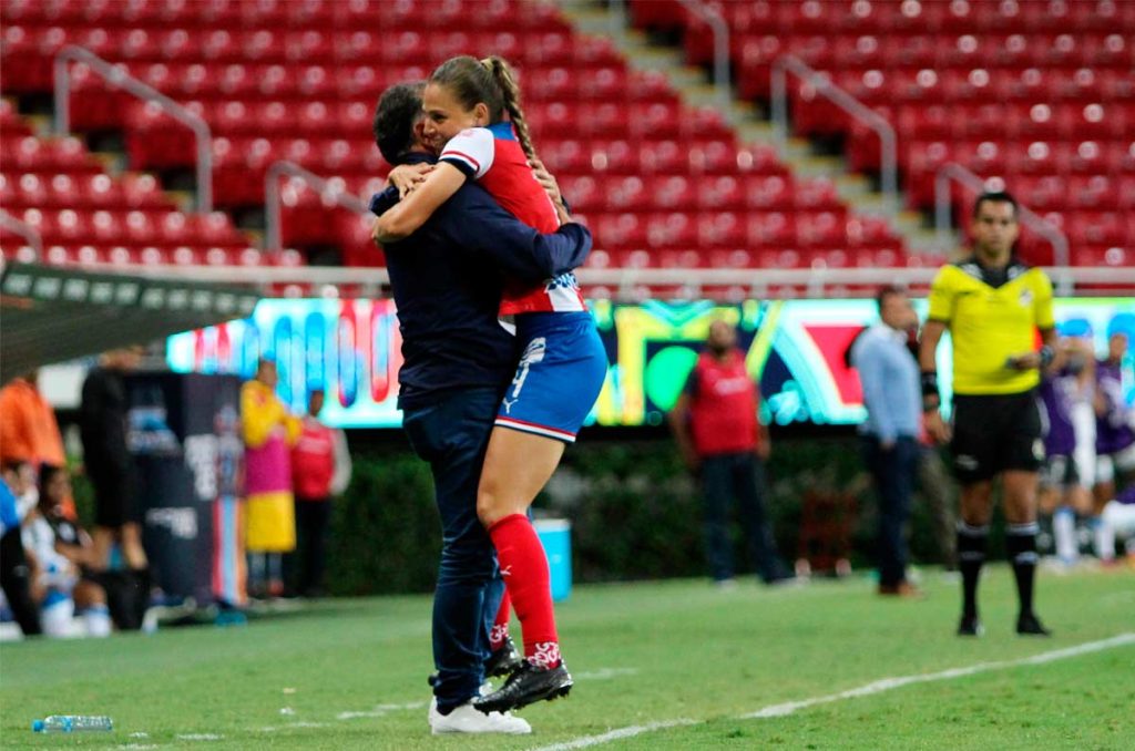 Janelly Farías y Ramón Villa festejan un gol con Chivas