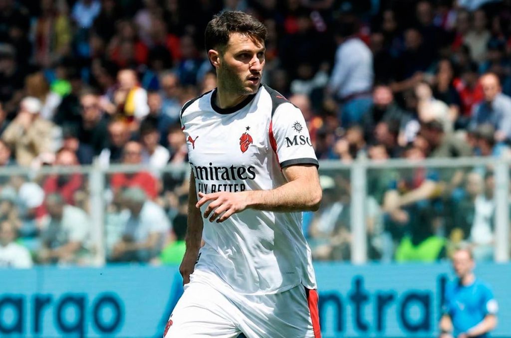 Piden a Santi Giménez que acepte ofertas fuera del AC Milan