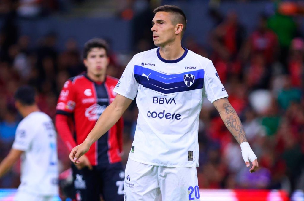 Al parecer Djuka tiene un problema en la rodilla que se agrava