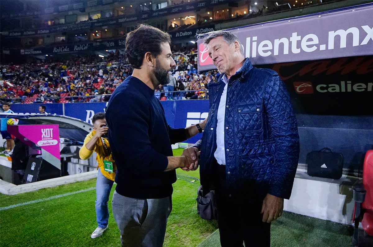 Además de Memo Vázquez, otros técnicos se ofrecen a Pumas