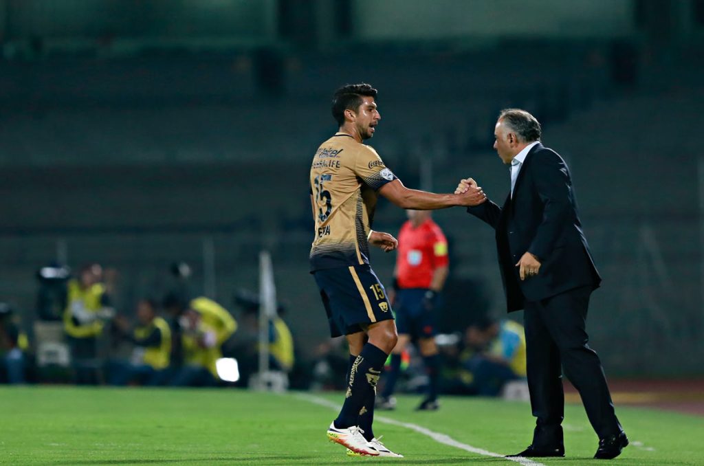 Lalo Herrera y Guillermo Vázquez durante un partido del 2016