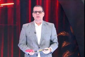 “Desde el baño, orino a todos”, Martinoli le responde a TUDN