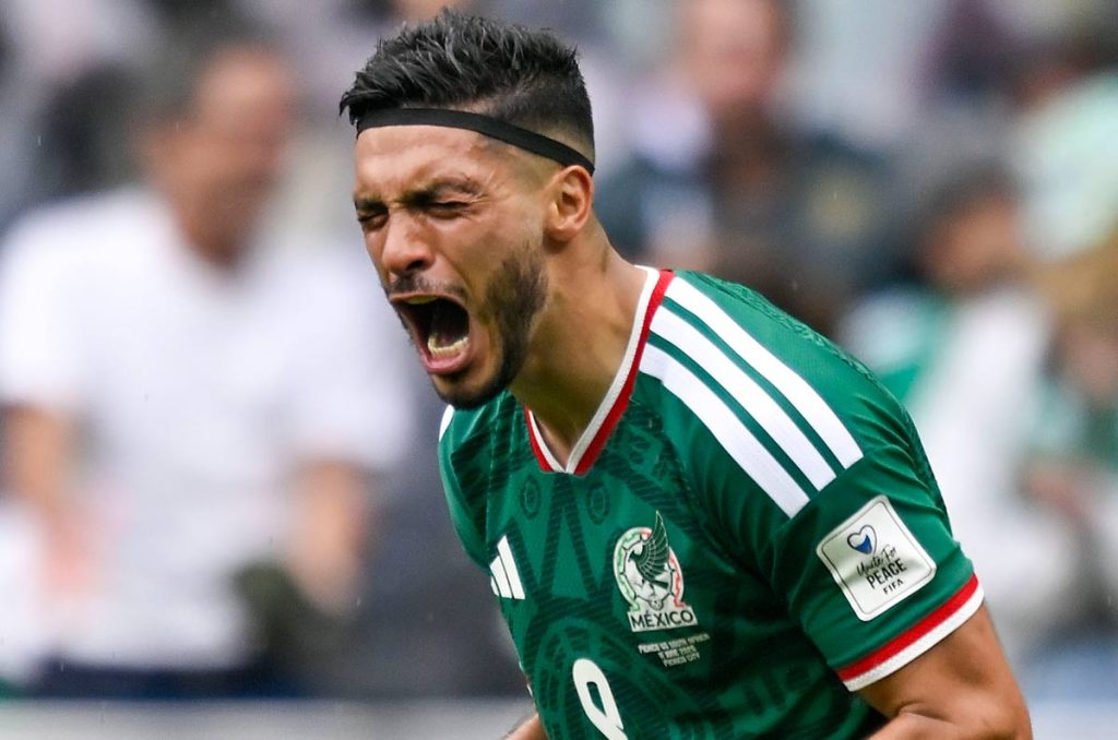 Raúl Jiménez por fin se estrenó en Copas del Mundo