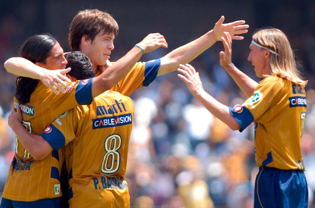 Juan Francisco Palencia, Esteban Solari, Pablo Barrera y Leandro Augusto festejan un gol de Pumas