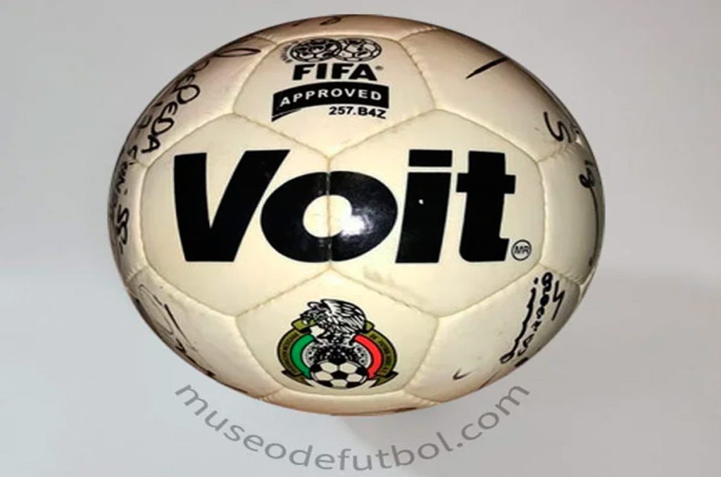 Foto tomada del Museo del Futbol como parte de un balón VOIT del 2004